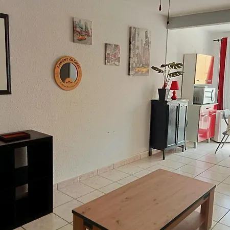 아파트 Beautiful Studio Close To The 아그